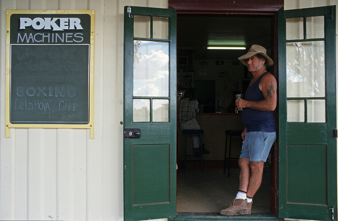 Local in pub, Matilda Highway, Australien, Queensland, Maltilda Highway, Local drinking beer in the doorway of the Tattersalls Hotel
