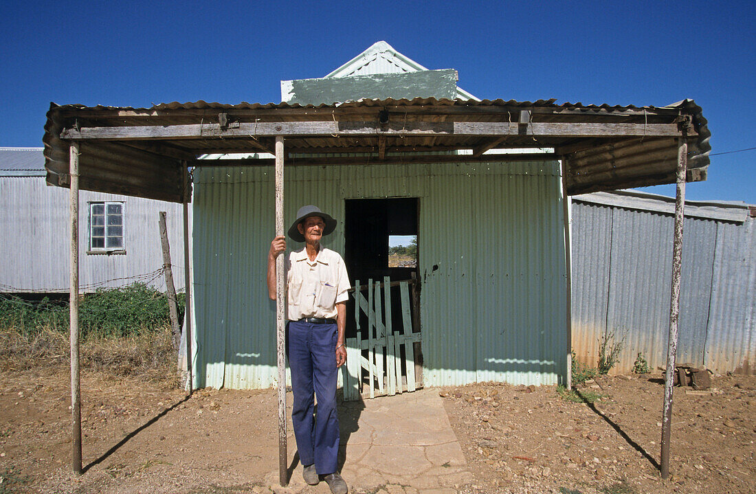 Willie Mar, opal miner, Matilda Highway, Australien, Queensland, Maltilda Highway, Willie Mar Chinese opal dealer in front of his house Opalgraeber und Verkaeufer in Winton.