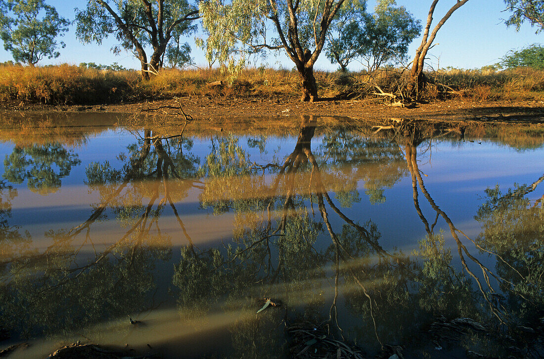 Billabong, Flussarm, Matilda Highway, Australien, Qld, Matilda Hwy, Swagman or wanderer camps by a billabong or waterhole, Australia's National-Lied ist ueber ein Wandersman der im Flussarm ertrinkt, The Matilda Highway is a tourist route of historical in