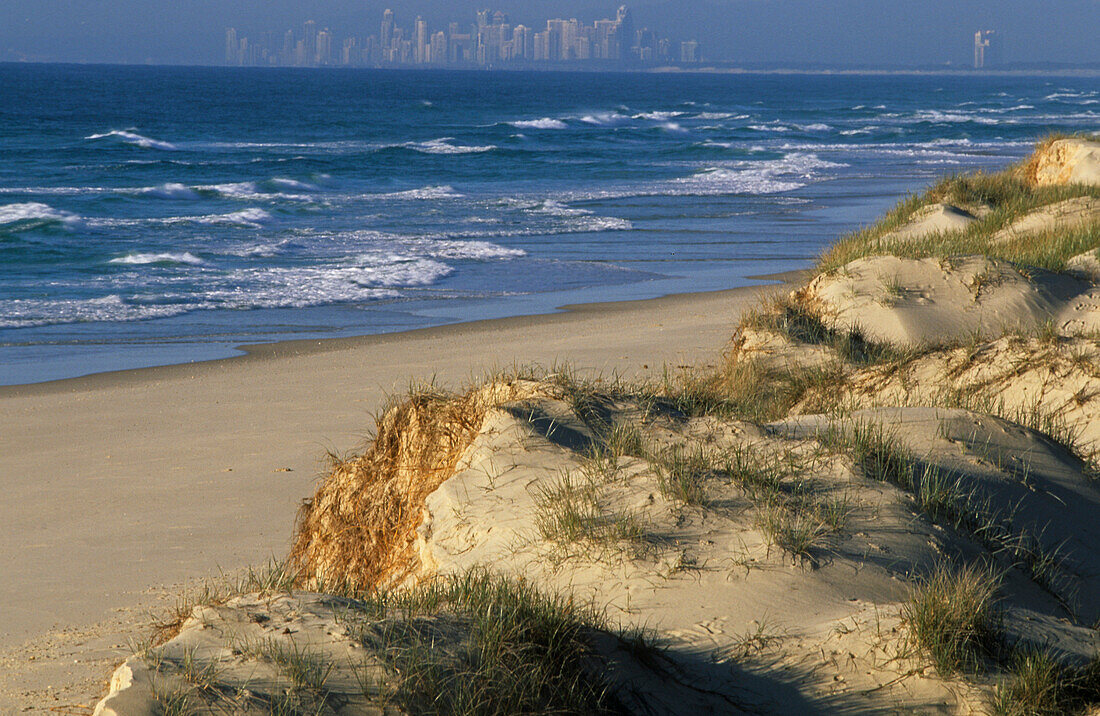 Blick auf  Surfers Paradise von South Stradbroke Island, Gold Coast, Queensland, Australien