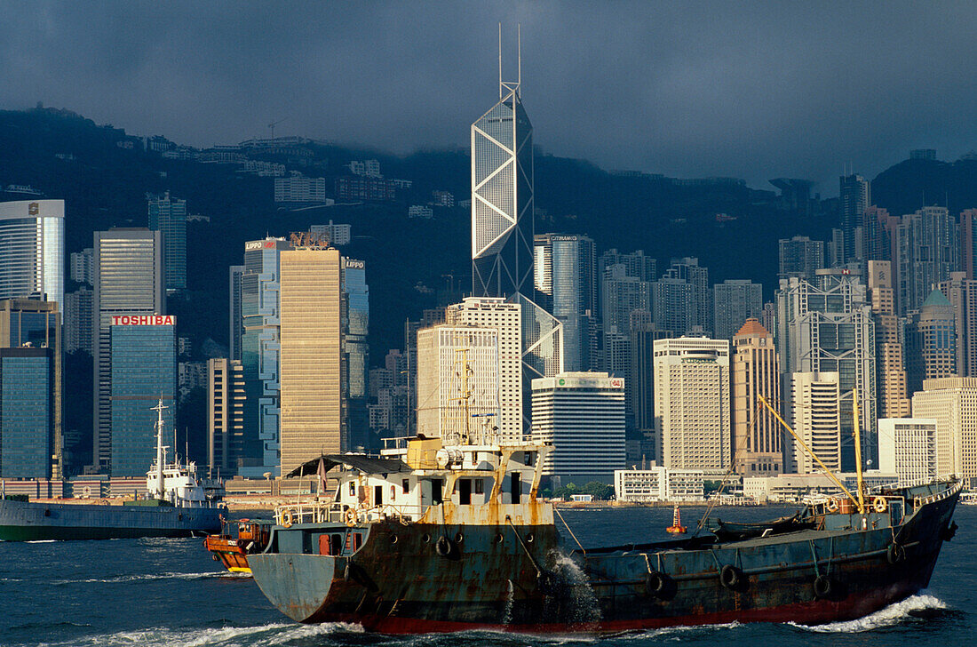 Blick von Tsimshatsui über Hafen, Skyline Hongkong Island Hongkong