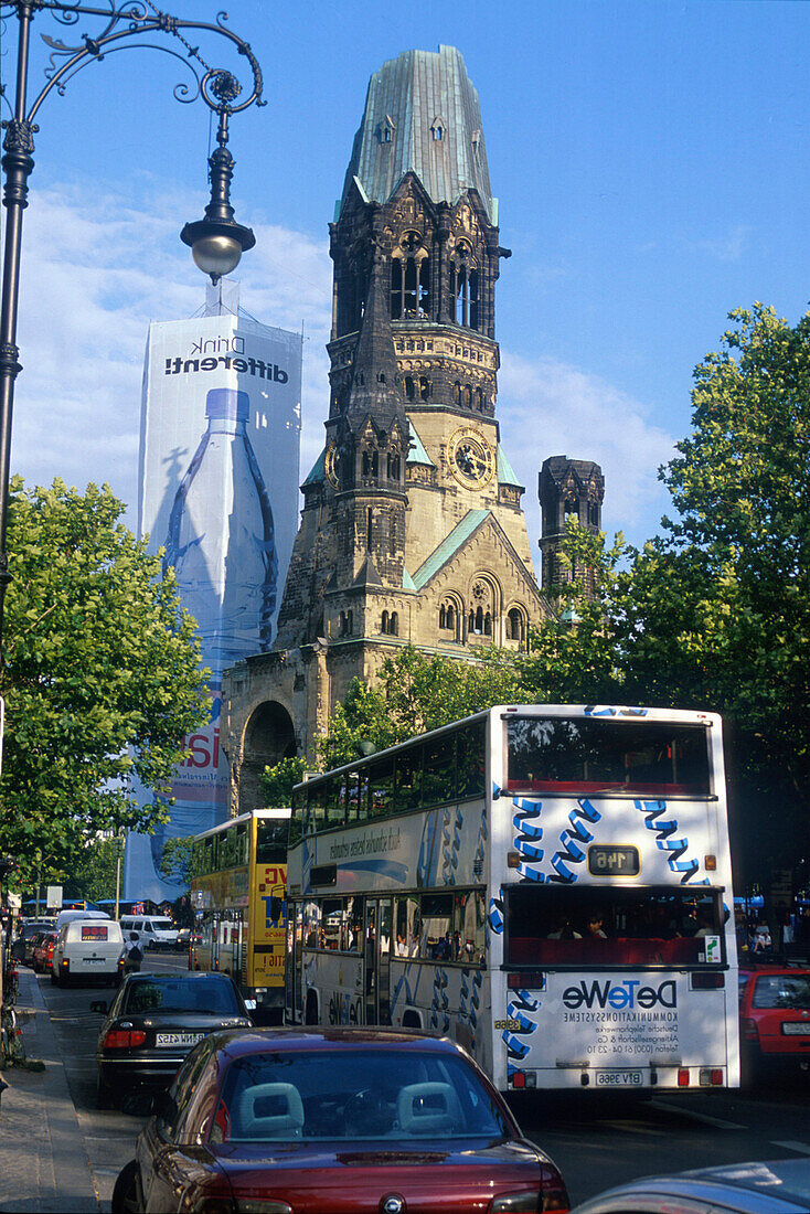 Gedaechniskirche, Strassenverkehr, Doppeldeckerbus Berlin, Deutschland