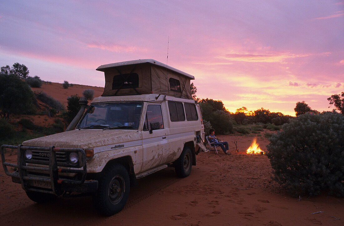 Toyota Landcruiser mit Dachzelt, Camping in der Wüste am Abend, Sonnenuntergang, Südaustralien, Australien