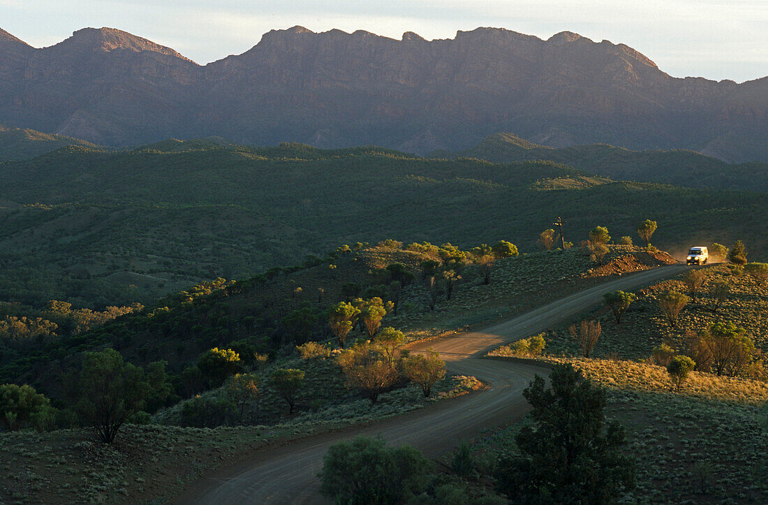 Schotterstrasse durch Flinders Ranges, Flinders Ranges, Bunyaroo Tal am Abend, Südastralien, Australien