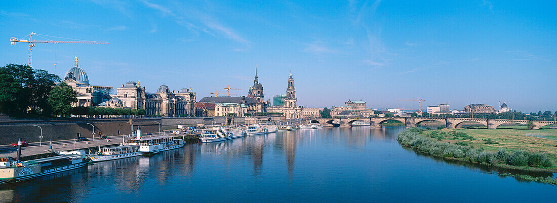 Skyline der Altstadt von Dresden, Raddampfer auf der Elbe, Sachsen, Deutschland