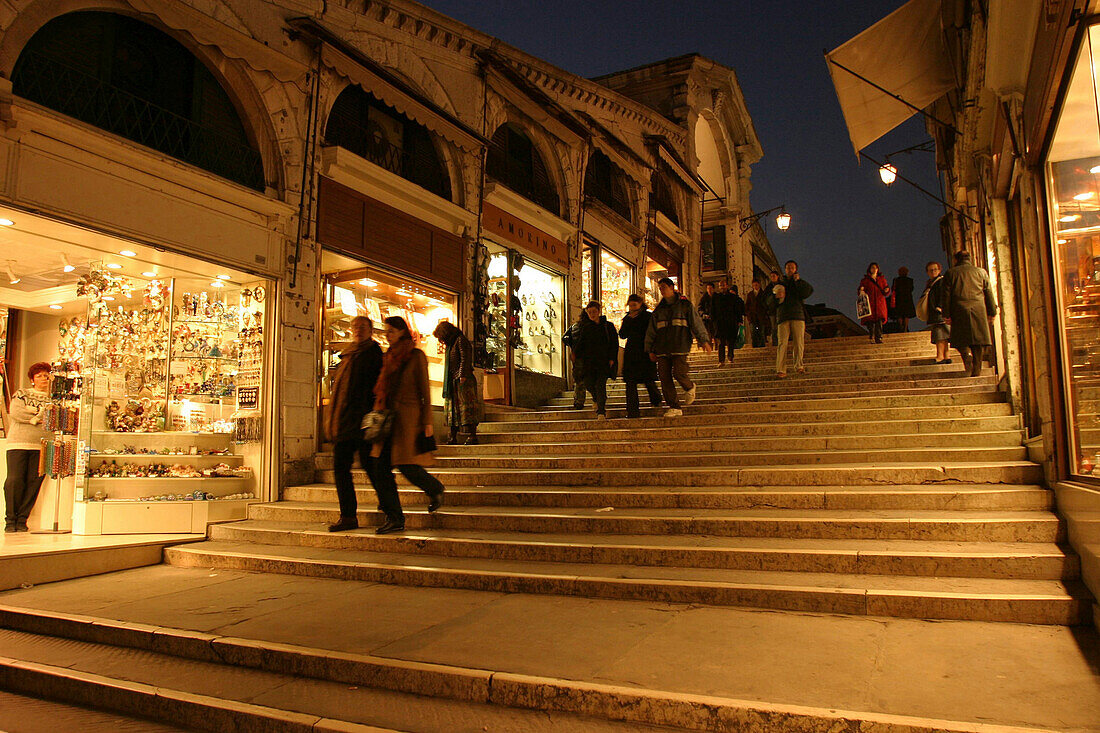 Einkaufsbummel auf der Rialto Bridge am Abend in Venedig, Italien