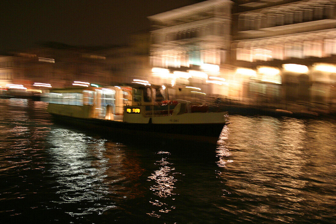 Vaporetto fährt auf dem Canale Grande bei Nacht in Venedig, Italien