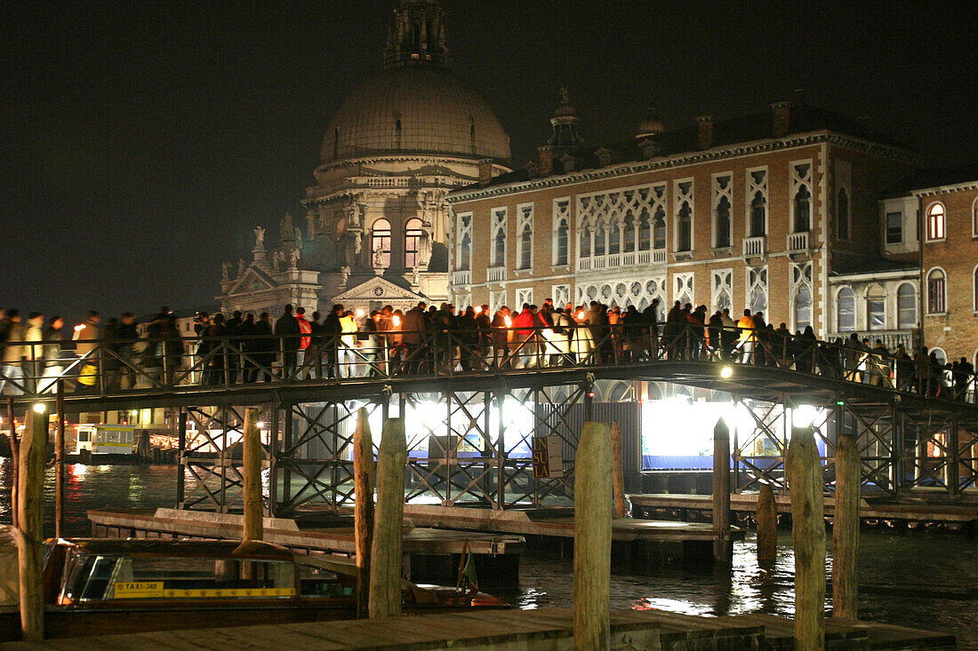 Prozession auf der Ponton Brücke von Santa Maria della Salute, November 21st,  Festa della Salute, Venedig, Italien