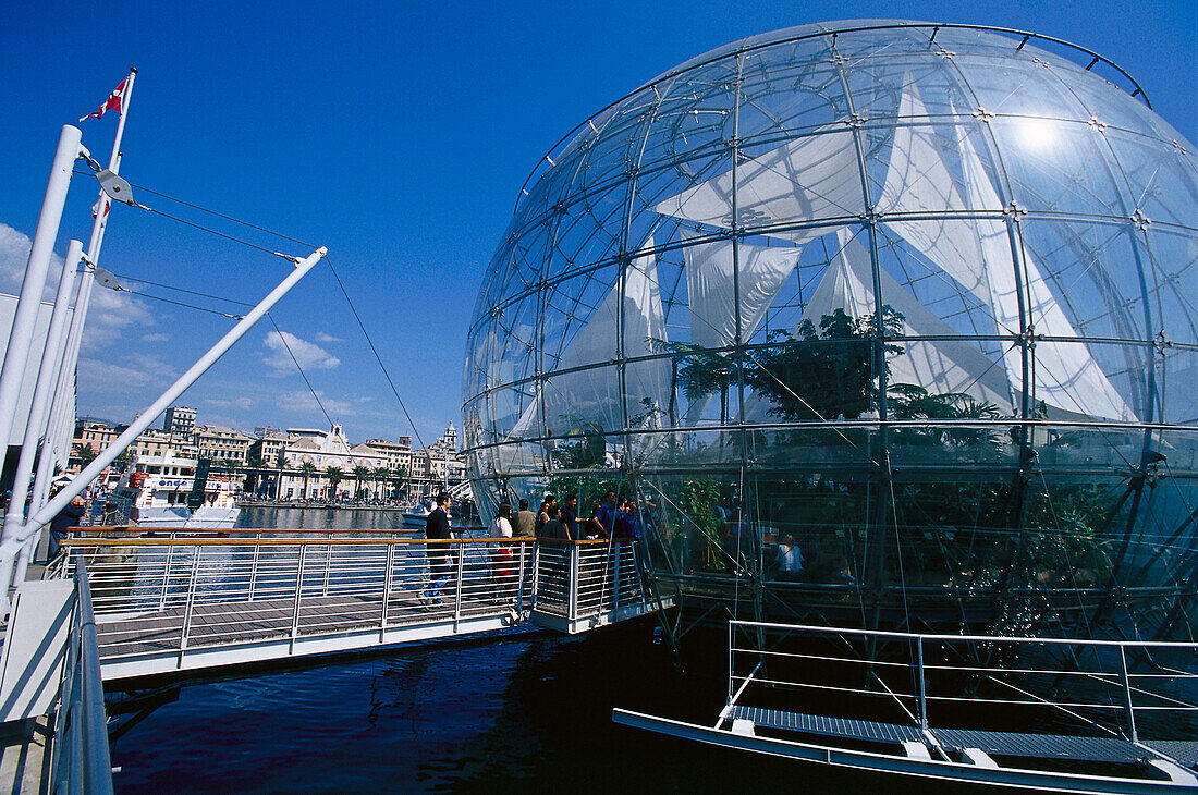 Menschen an einer Biosphäre am Hafen, Porto Antico, Genua, Ligurien, Italien, Europa
