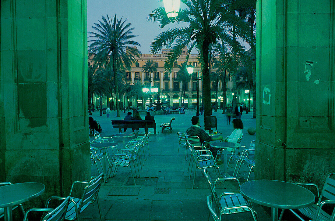 Ein Abend im Café am Placa Real in Barcelona, Katalonien, Spanien