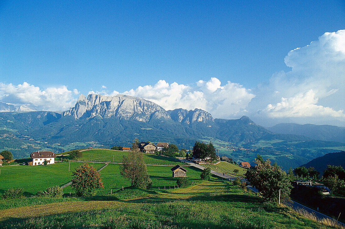 Das Dorf Mittelberg auf dem Berg Ritten unter blauem Himmel, Südtirol, Italien, Europa