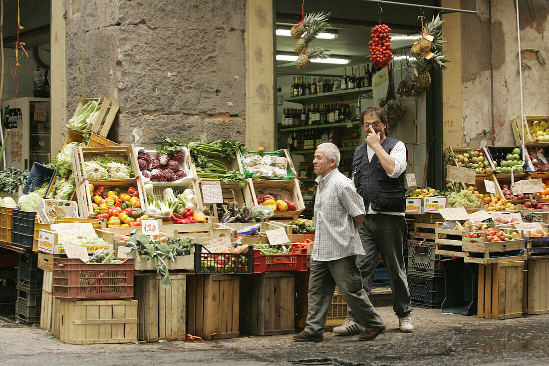 Greengrocer, Spanish district, Napoli, Neapel, Strassenszene im Spanischen Viertel mit Gemüsestand
