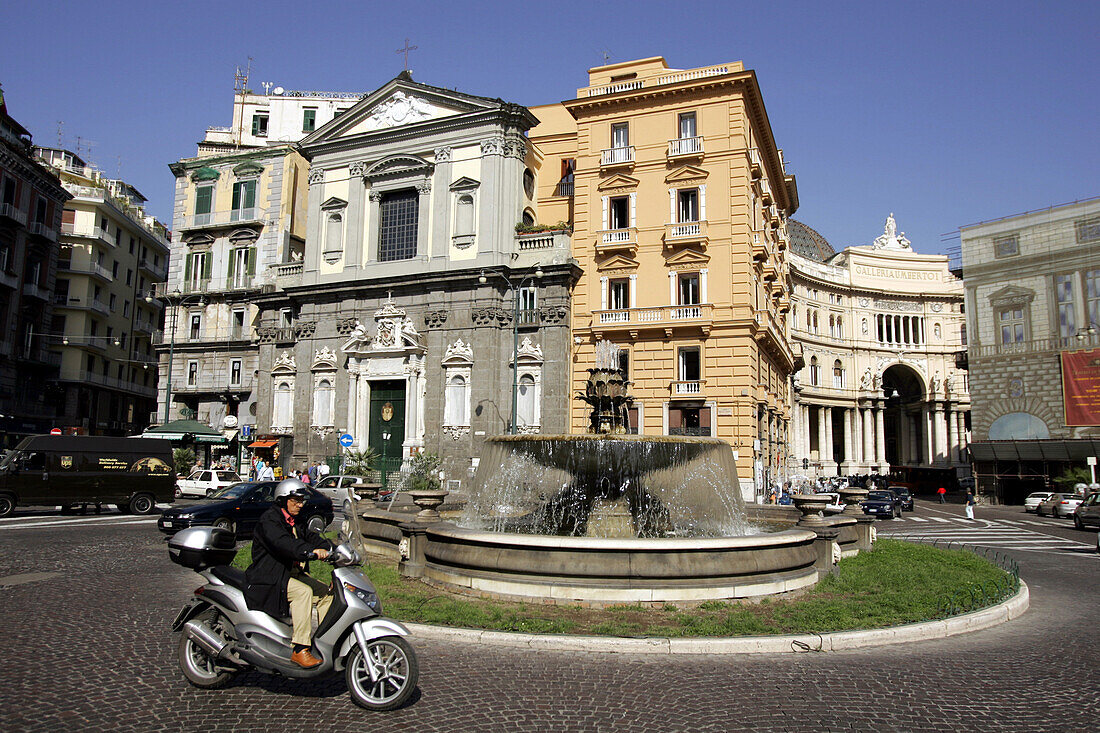 Fountain, Piazza del Plebiscito, Napoli, Neapel, Brunnen bei der Piazza del Plebiscito, hinten Eingang zur Galleria Umberto