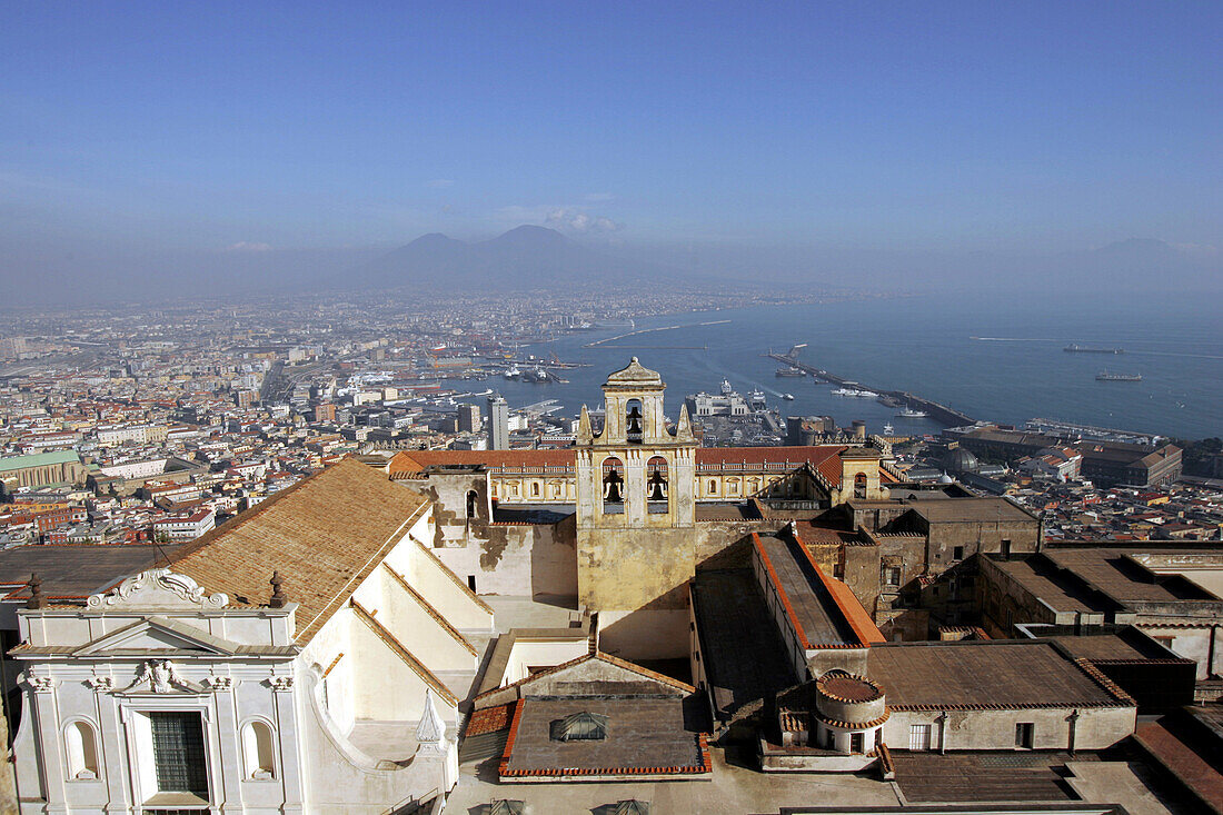 View over Napoli from Certosa di San Martino, Neapel, Panorama, von Castel Sant`Elmo mit Certosa di San Martino in Vordergrund