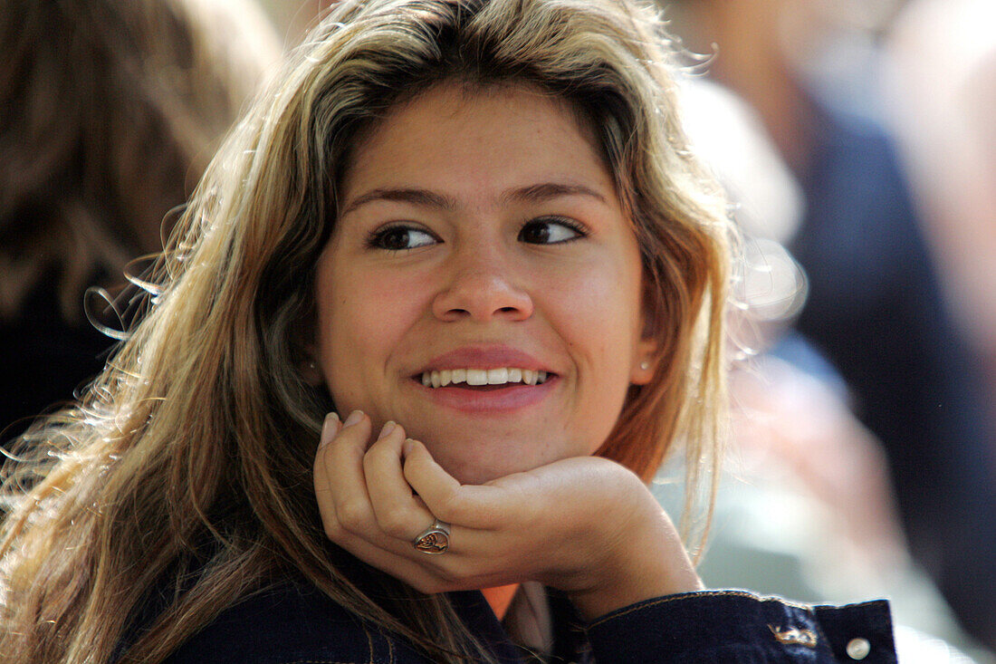 Smiling woman in Paris, Frankreich, Paris, Portrait lachende junge Frau