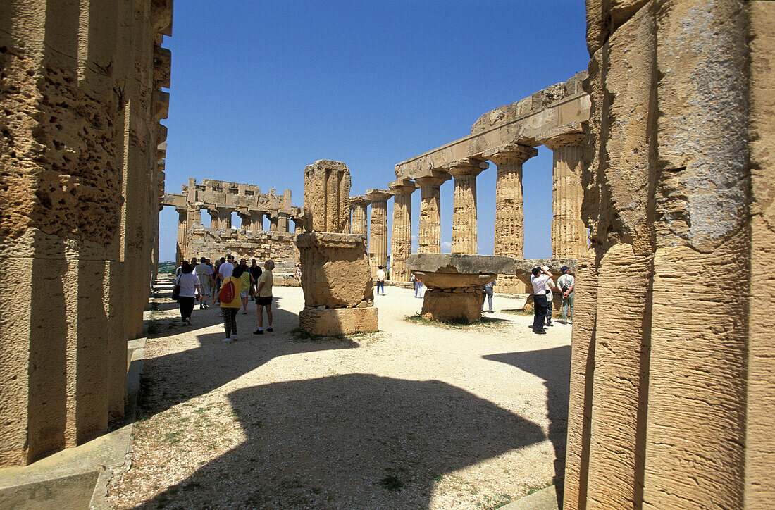 Touristen besichtigen eine Ruine, Selinunte, Sizilien, Italien, Europa