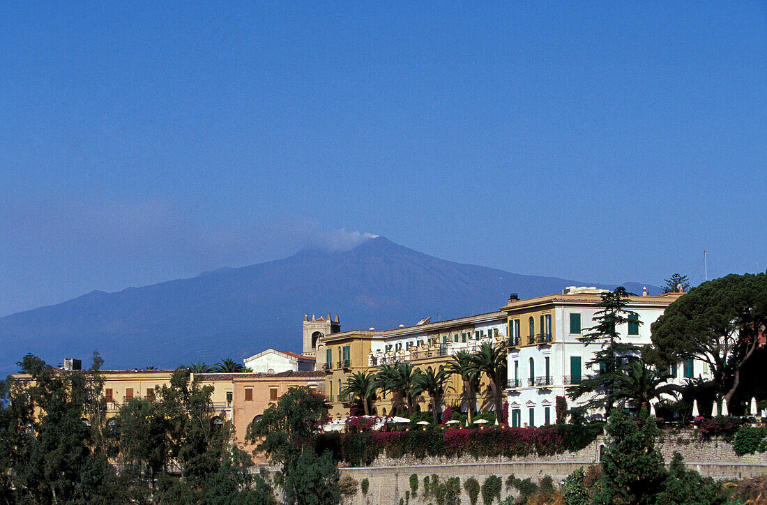 Blick auf Häuser vor dem Vulkan Ätna, Taormina, Sizilien, Italien, Europa