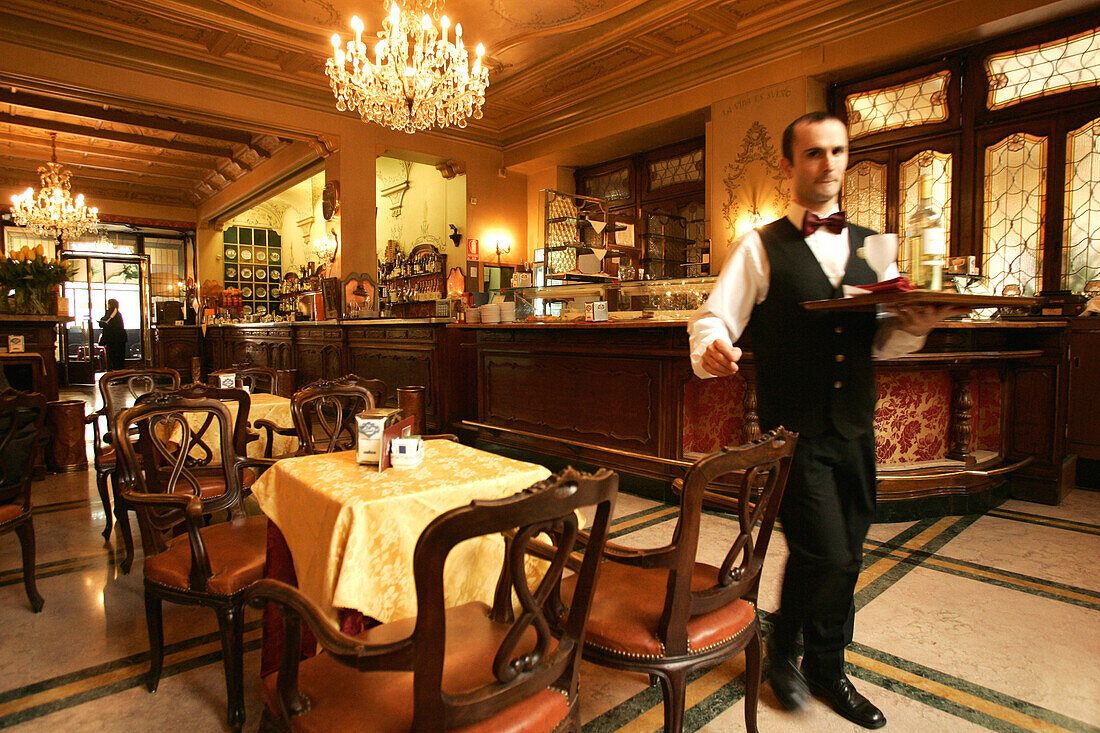 Kellner im Café Torino, Turin, Piemont, Italien, Europa