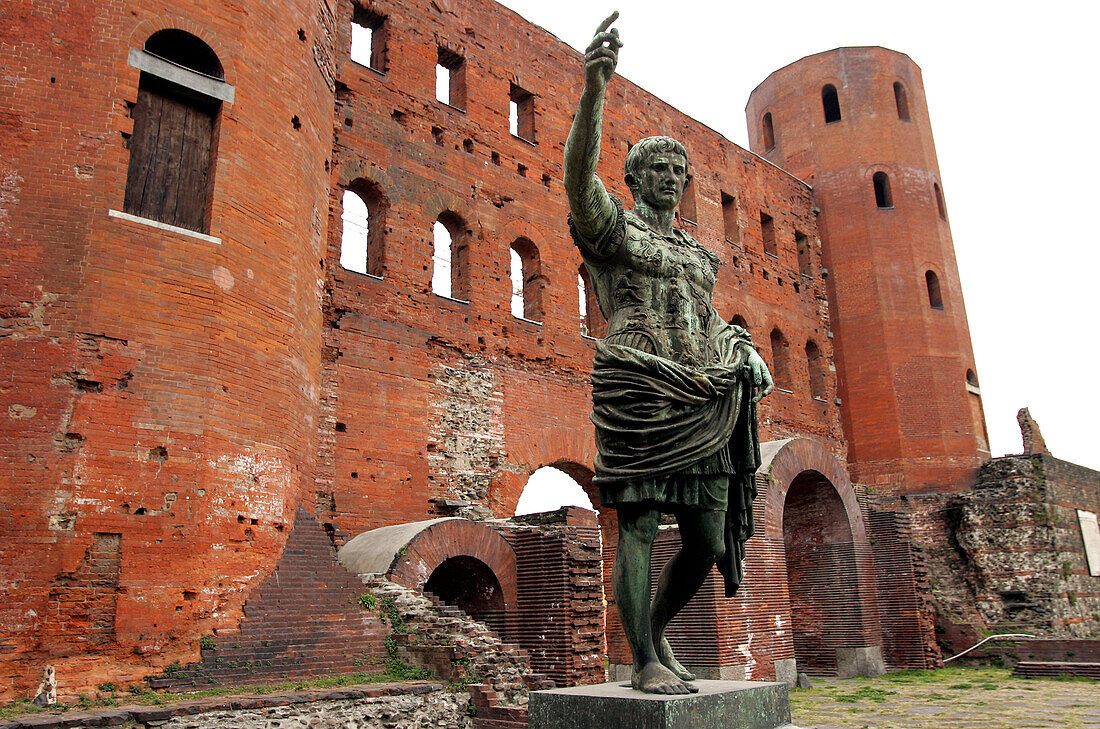 Porta Palatina mit Statue von Julius Caesar, Turin, Piemont, Italien