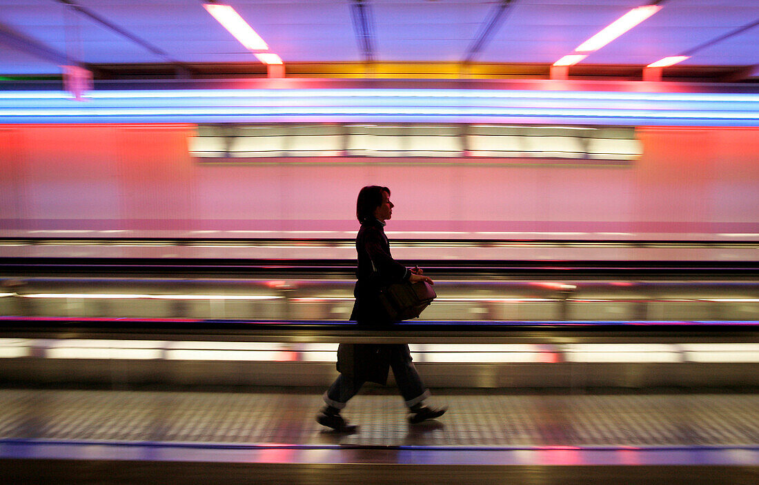 Frau auf Rolltreppe, Flughafen, München, Bayern, Deutschland