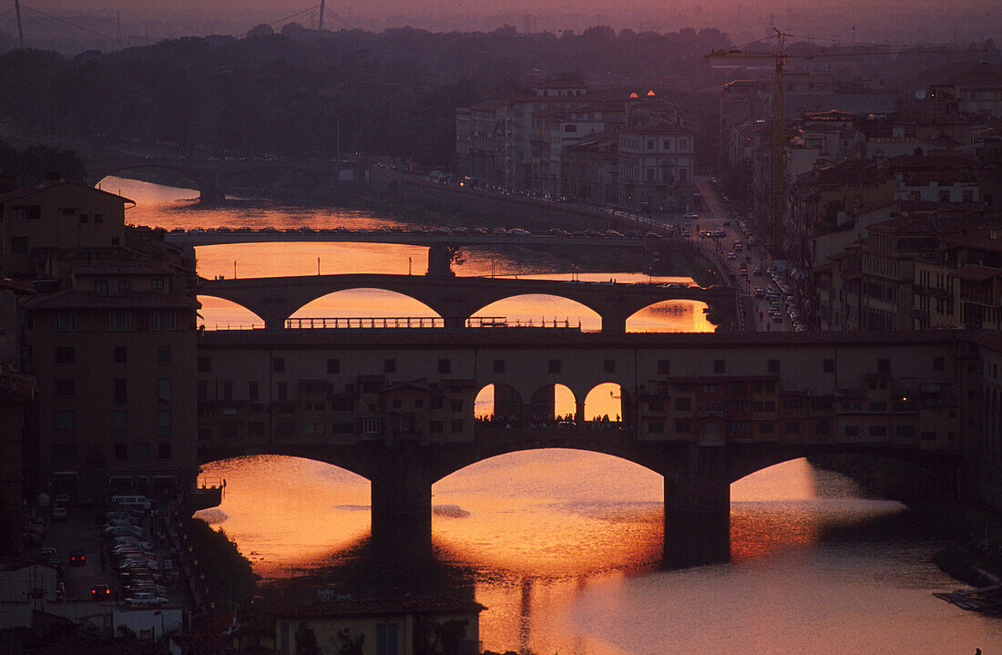 Ponte Vecchio, Arno, bei Sonnenuntergang Florenz, Toskana, Italien