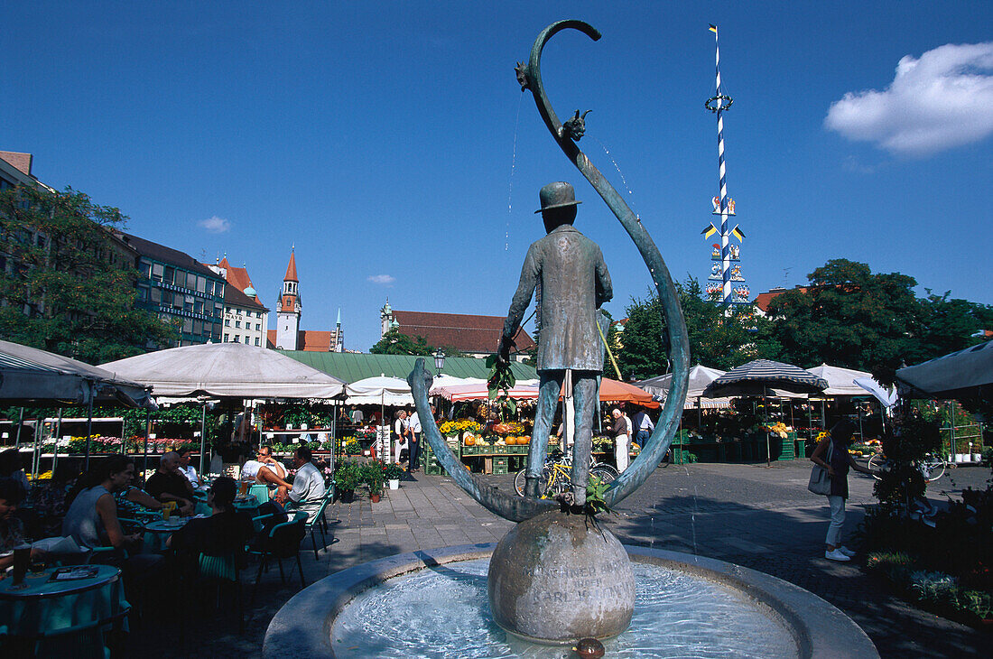 Karl-Valentin-Brunnen auf dem Viktualienmarkt, München, Bayern, Deutschland, Europa