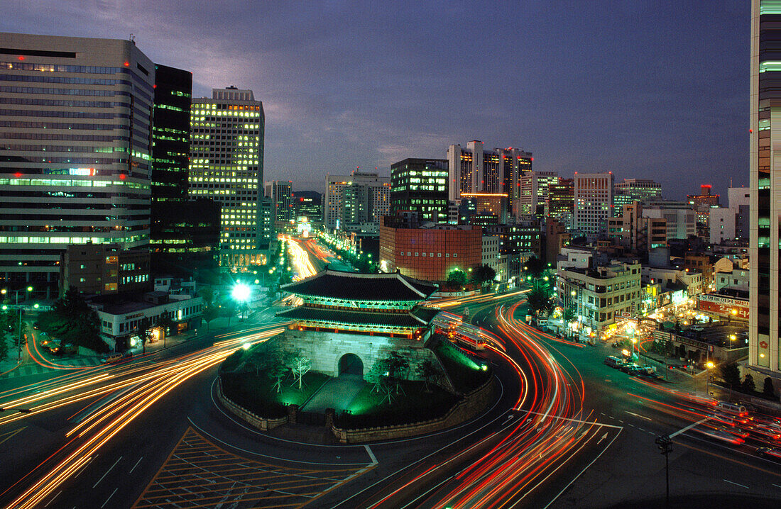 Verkehr bei Nacht, Hochhäuser, Seoul, Südkorea