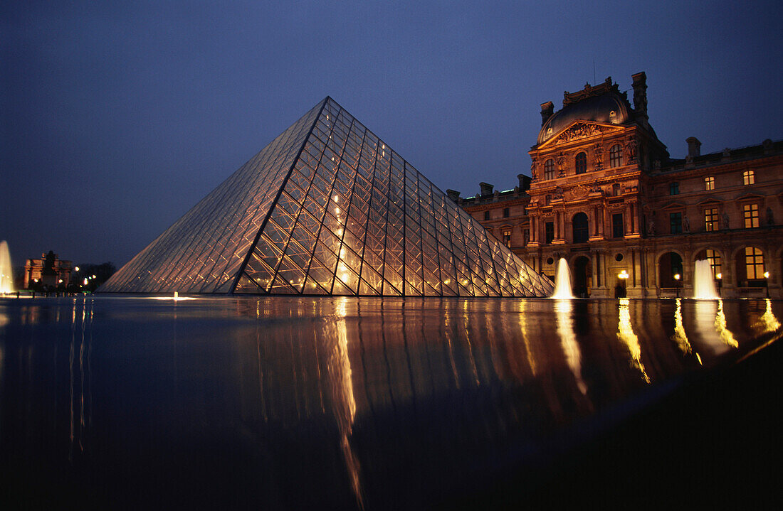 Louvre, Glaspyramide, Paris, Frankreich