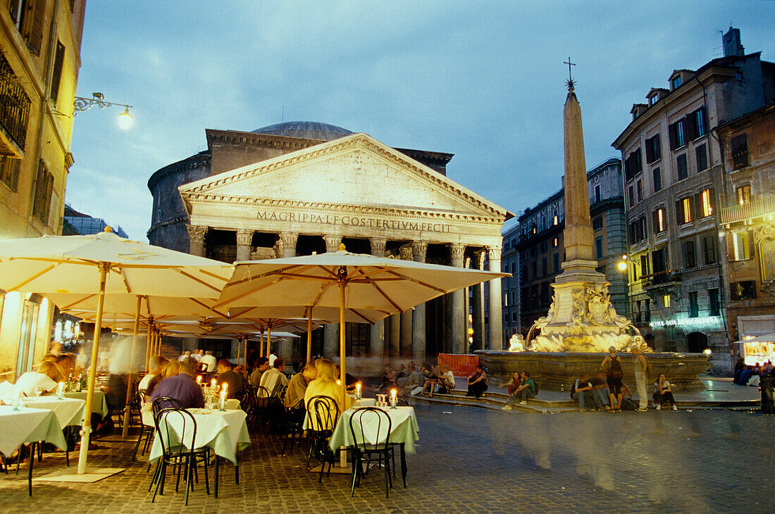 Menschen im Restaurant vor Pantheon, abends, Rom, Italien