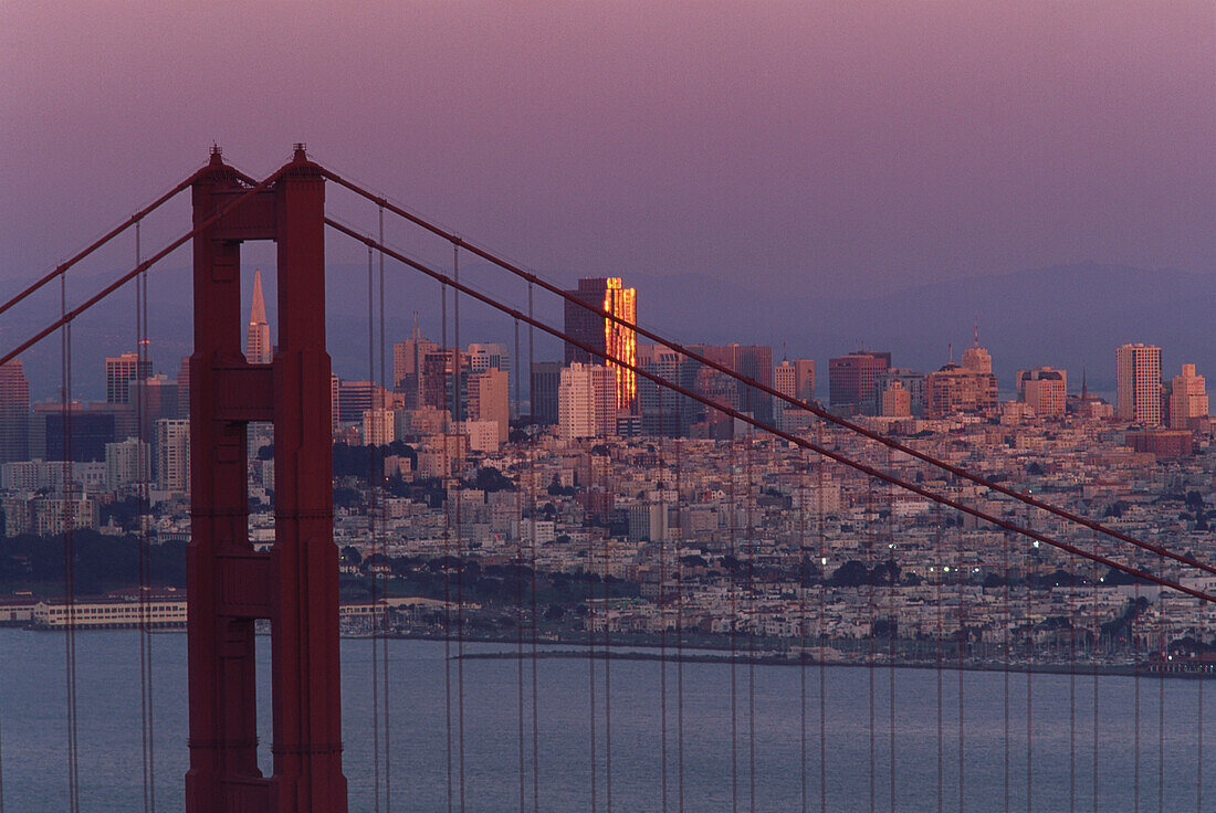 Blick auf die Golden Gate Bridge in der Abendsonne, San Francisco, Kalifornien, USA, Amerika