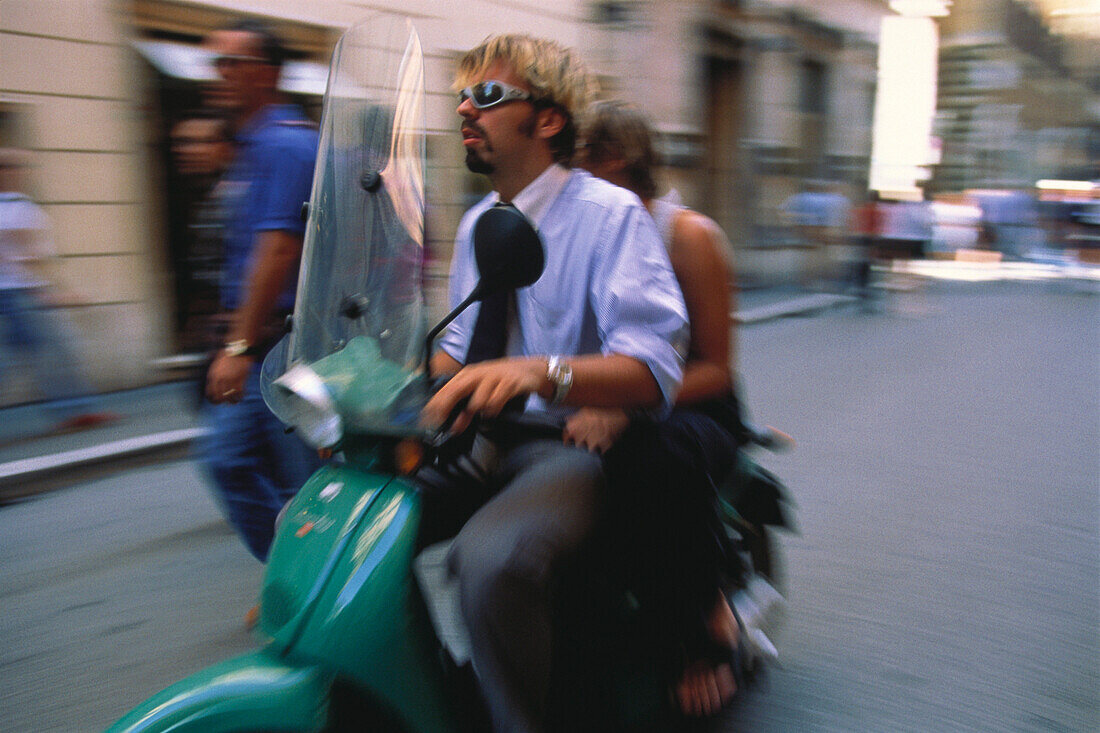 Paar auf einem Motorroller, Rom, Italien, Europa