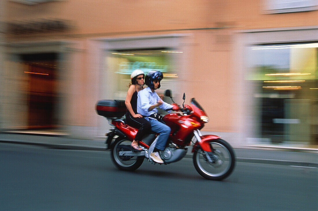 Junges Paar auf Motorrad, Rom Italien
