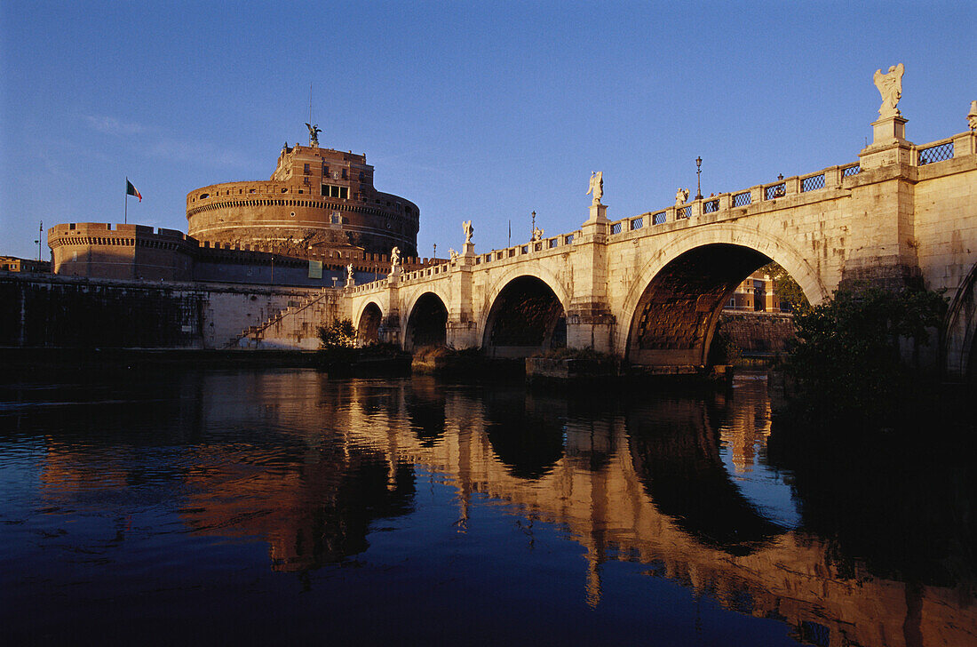 Engelsburg mit Brücke, Rom, Italien