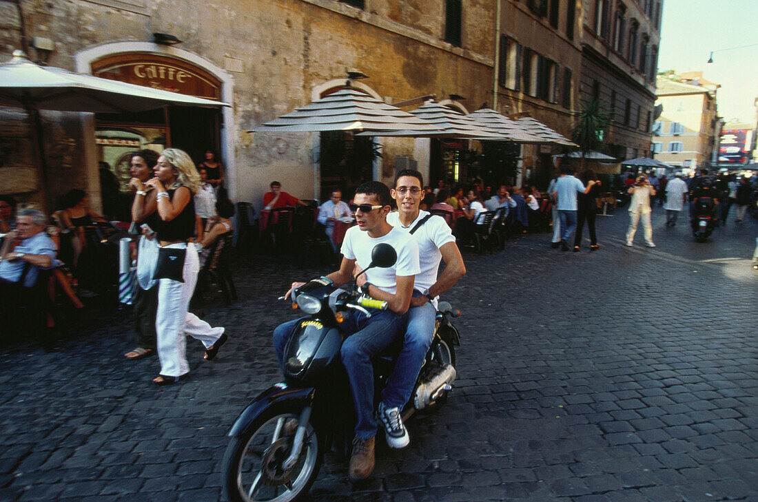 Motorroller-Fahrer, Rom, Latium Italien