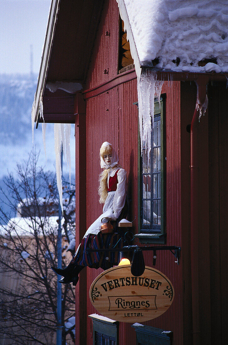 Hütte mit Figur im Winter, Lillehammer, Oppland, Norwegen, Europa