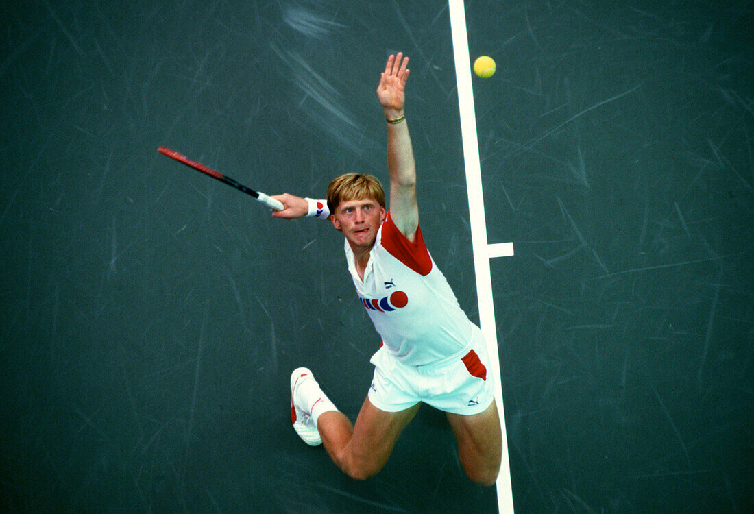 Boris Becker beim Auschlag, Flushing Meadow 1987