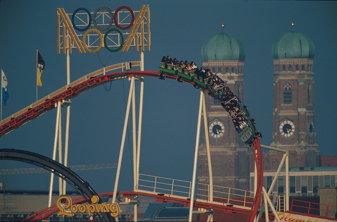 5er-Looping, Olympia-Achterbahn, vor Frauenkirche, Oktoberfest München, Bayern, Detuschland