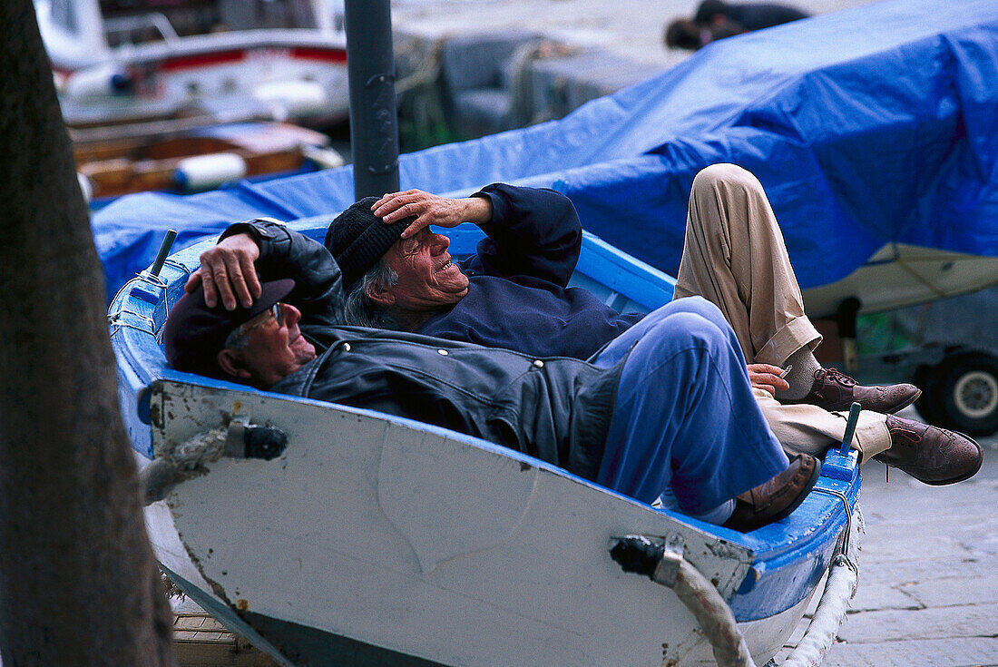 Siesta, alte Männer liegen in einem Boot, Vernazza, Cinque Terre, Ligurien, Italien, Europa