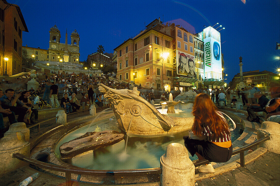 Touristen auf der Spanischen Treppe und an einem Brunnen am Abend, Rom, Italien, Europa