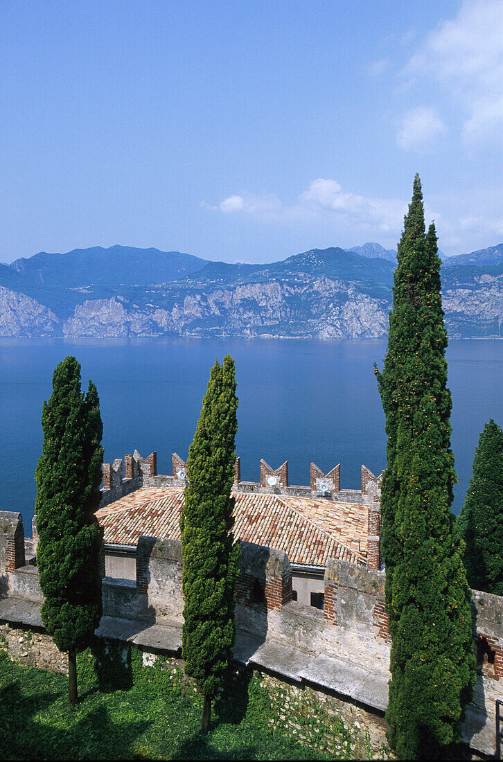 Malcesine, Haus mit Zypressen am Gardasee, Italien, Europa