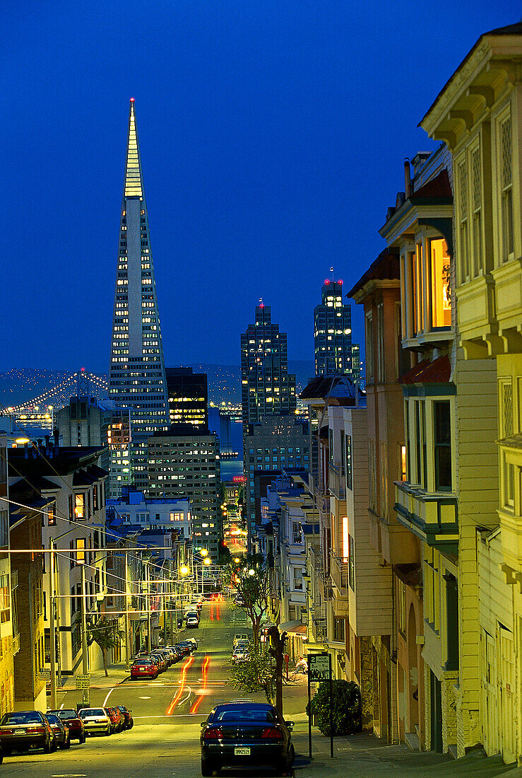 Beleuchtete Gebäude und Strassen am Abend, San Francisco, Kalifornien, USA, Amerika
