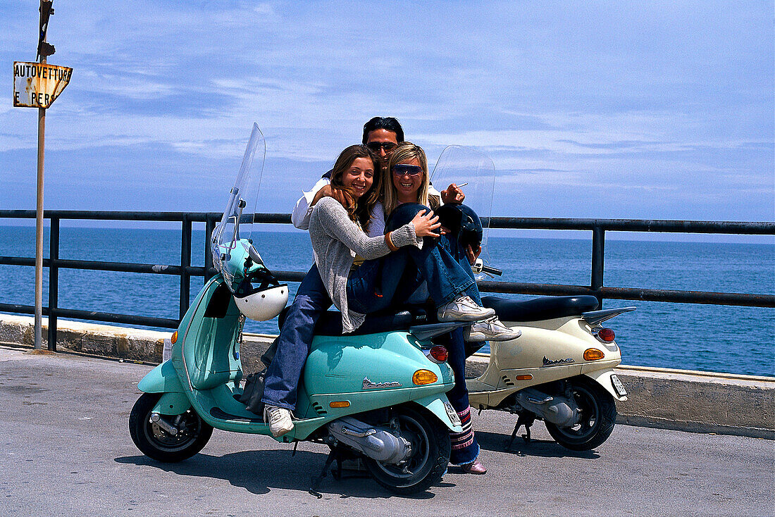 Junge Leute mit Motorrollern, Trani, Apulien, Italien