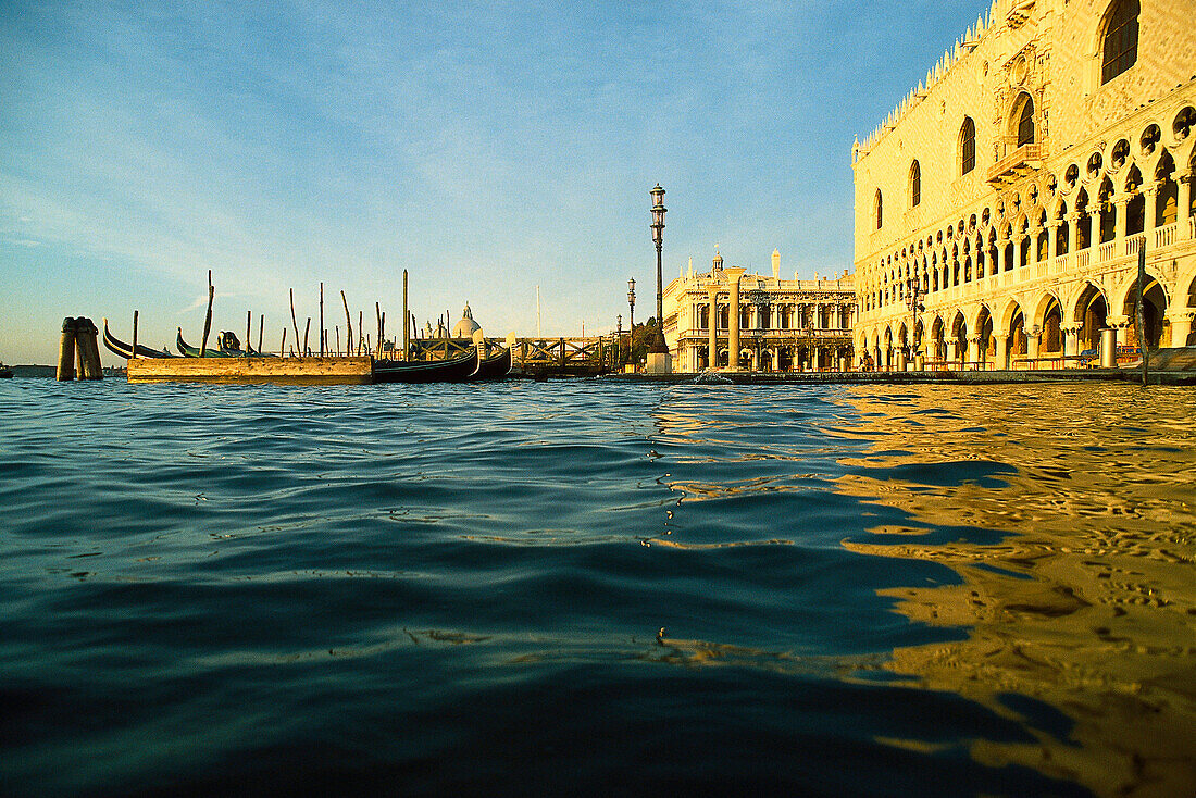 Dogenpalast und Piazetta, Lagune von Venedig, Venedig, Veneto, Italien