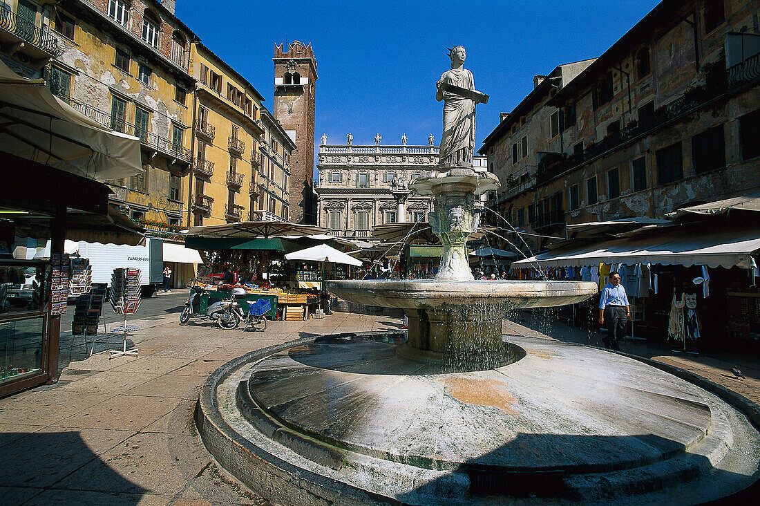 Mercato vecchio, Alter Markt mit Brunnen unter blauem Himmel, Verona, Venetien, Italien, Europa