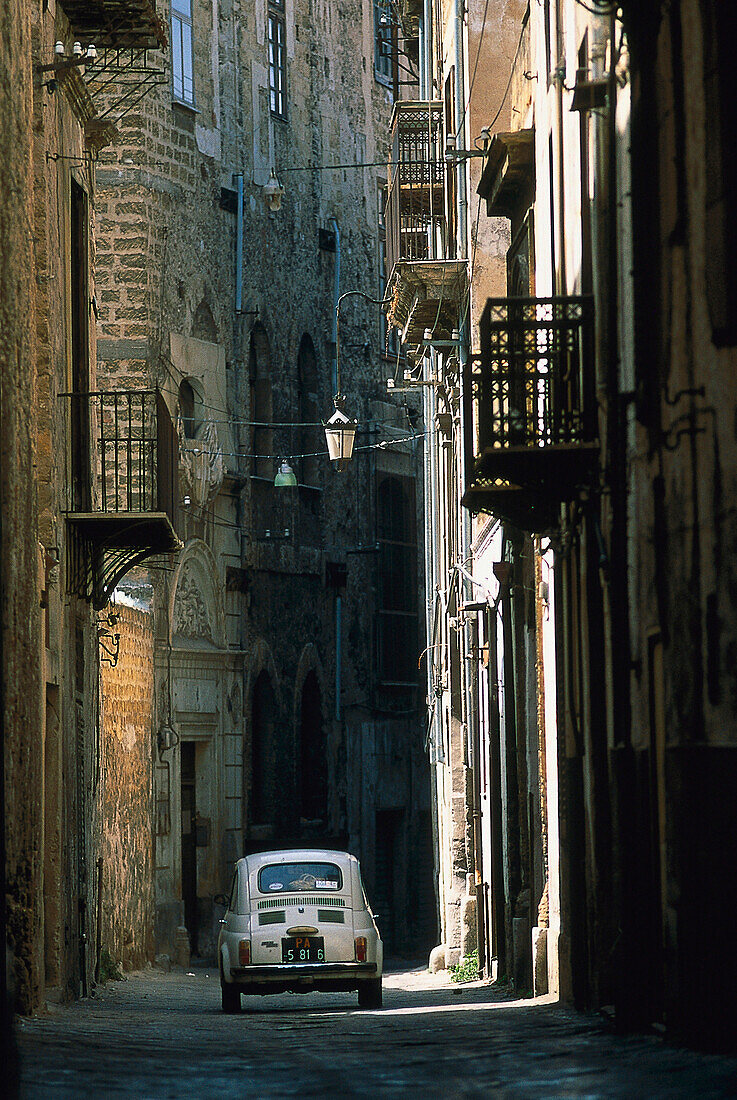 Fiat 500, Cinquecento, alley, Palermo, Sicily, Italy