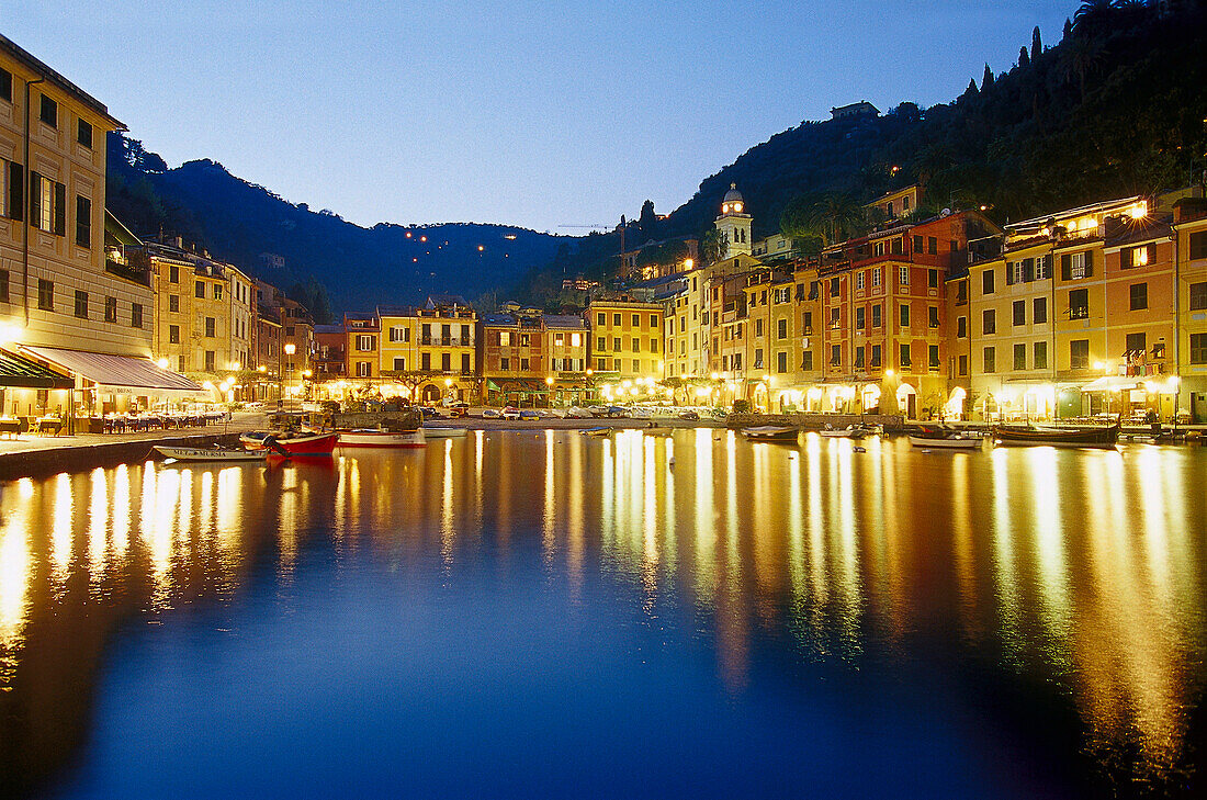 Beleuchtete Restaurants am Hafen am Abend, Portofino, Ligurien, Italien, Europa