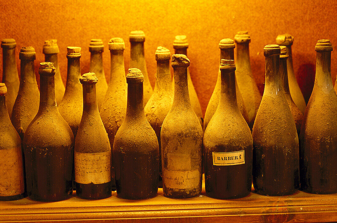 Alte Flaschen, Weinkeller Aldo Conterno, La Morra, Piemont, Italien