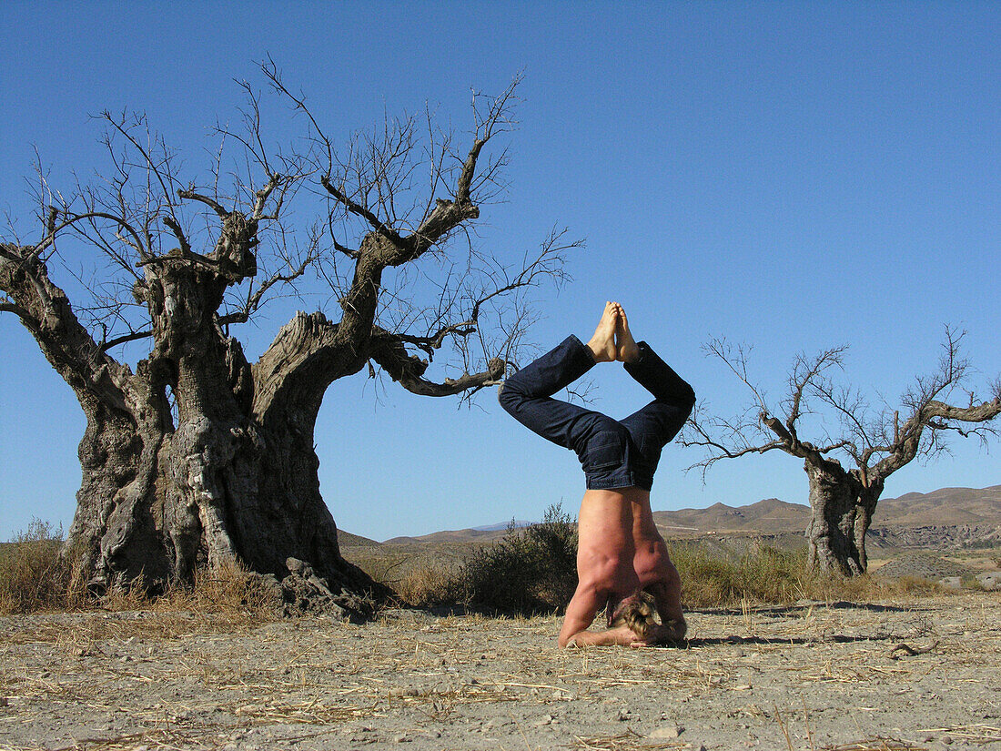 Mann in Yoga Stellung, Yoga, Andalusien, Spanien
