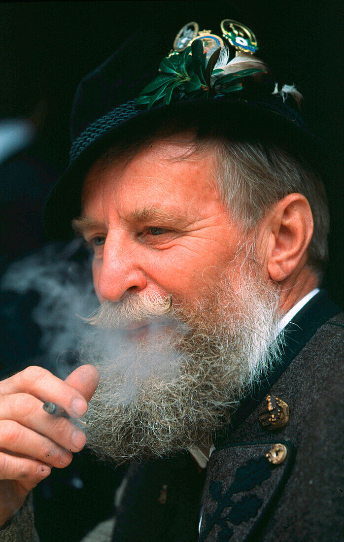 Portrait eines alten Mannes mit Zigarre