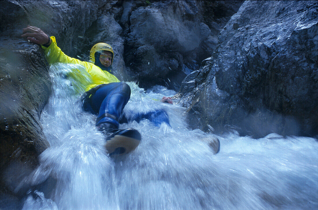 Canyoning, Aktion im reißenden Wasser Ötztal, Tirol, Österreich